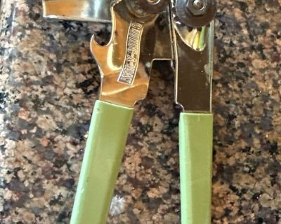 Swing-away can opener