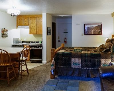 1BA House Vacation Rental in Half Dome Retreat Condo B105, Yosemite West, CA