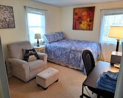 Private room with shared bathroom in a Condo with 1 roomie, Burlington, VT 05408