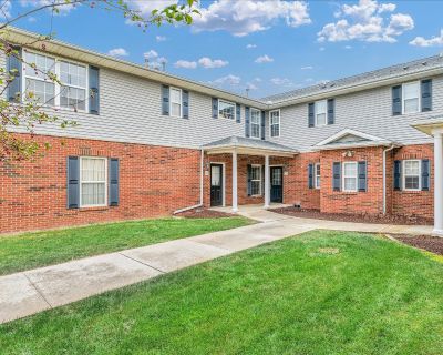 2 Bedroom 2BA 1330 ft Condo For Sale in Savoy, IL