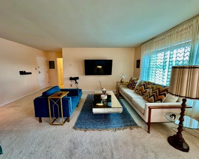 960 Larrabee Street. Situated on a beautiful tree-lined street at the border of West Hollywood and Beverly Hills, just moments below Sunset, this updated unit offers the perfect blend of luxury, comfort, and convenience. Inside, you ll find high-end touches throughout, including a spacious walk-in closet that spans the width of the bedroom, complete with a shoe wall and built-in dresser. The ki...