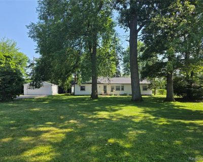 3 Bedroom 1BA 1685 ft Single Family House For Sale in Garden City, MI