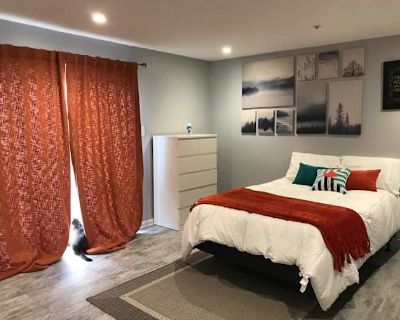 Private room with own bathroom in a Townhouse with 2 roomies, Cloverly, MD 20905