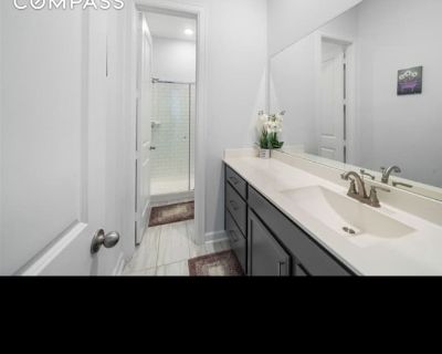 Available on: now. Furnished. Parking available * Internet included * Accessible property * Students welcome * 40+ years welcome Melo will require background checks for this room Learn more. Is a 2 story house with 4 bedrooms and 4 bathrooms, laundry kitchen and a big backyard, the room is very big and a very walk it closet the bathroom is very clean and neat, everything on it is new, because t...