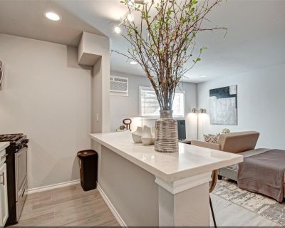 1903 Commonwealth street 17. Elegant Studio Apartment in the heart of the Historic District and Montrose. Walking distance to Houston s trendiest restaurants and Whole Foods Supermarket. Charming spacious floor plan w/kitchen area & full bath including a large walk-in closet. Set within a friendly gated courtyard with a beautiful private pool and secured parking. Washer & Dryer included in unit...