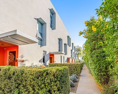 2 Bedroom 2.5BA Pet-Friendly House Vacation Rental in Blue Cactus Getaway, Scottsdale,...