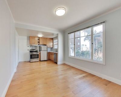 465 Bellevue Avenue. To book a tour, please inquire on this listing and you will receive a link to schedule. If you found us on Craigslist, please schedule your tour here: http://schedule-a-tour.com/lc/3348c990a3 3D Tour link: https://real.vision/my/465-bellevue-avenue-23/tour The gorgeous and sunny one bedroom, one bath apartment is located directly on Lake Merritt! In addition to a very spaci...
