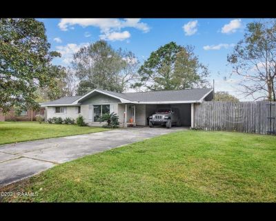 3 Bedroom 1BA 1465 ft Pet-Friendly Single Family Home For Rent in Lafayette, LA