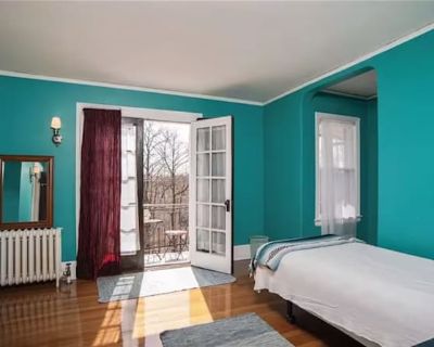 Private room with shared bathroom in a House with 2 roomies