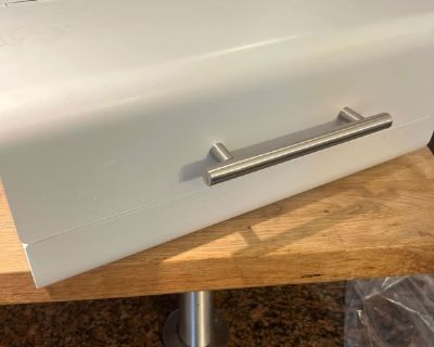 Metal bread box