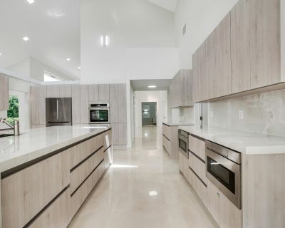 5 Bedroom 4BA 3387 ft Apartment For Rent in Boca Raton, FL