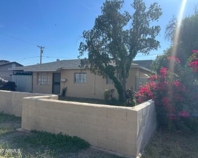 3 Bedroom 1BA 936 ft Single Family House For Sale in Phoenix, AZ