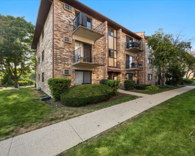 2 Bedroom 1BA 850 ft Condo For Sale in Carol Stream, IL