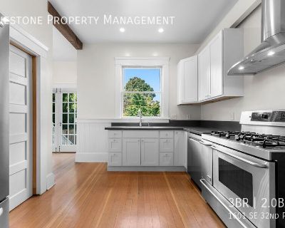 1601 SE 32nd Place. Schedule a showing by visiting, https://www.bluestonemgt.com/schedule-a-showing You'll fall in love with this vintage Hawthorne home! This beautiful home offers 2,096 sqft of livable space including large living areas with architectural touches, a chef's kitchen with high end stainless steel appliances, as well as a formal dining room with built ins. On the upper level you'l...