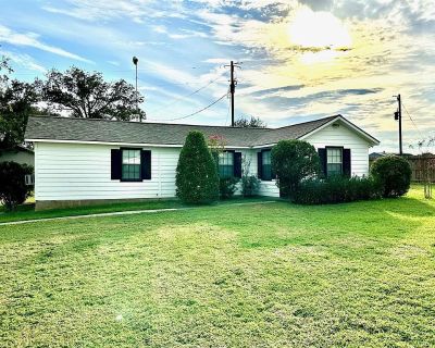 1 Bedroom 2BA 912 ft Single Family Home For Rent in Brenham, TX