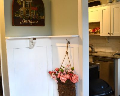 2 Bedroom 1BA 1365 ft Furnished Condo For Rent in Cromwell, CT