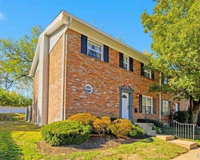 3 Bedroom 3BA 1736 ft Condominium For Sale in CHESTERFIELD, MO