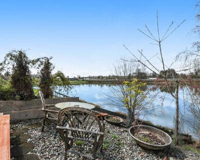 4 Bedroom 3.5BA House Vacation Rental in The Fern Cabin, Centralia, WA