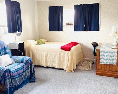 Available on: now. Furnished. Parking available * Internet included * Students welcome Vivian will require background checks for this room Learn more. Cozy Furnished Room in Artistic Home near DU All Bills Included Peaceful Vibe Private furnished room available in a calm, art-filled 1950s home in Holly Hills, minutes from DU. The space is light-filled, comfortable, and full of positive energy. ...