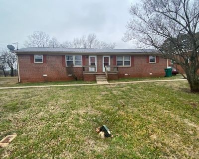 2 Bedroom 1BA 800 ft Apartment For Rent in Winchester, TN