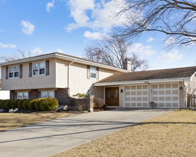 5 Bedroom 3BA 2646 ft Single Family House For Sale in Hoffman Estates, IL