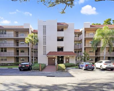 Sabal Palm Dr. Beautiful and spacious 3/2 condo in a great location -in the heart of Davie. Freshly painted. laminated floors , and in-unit washer and dryer. Located near top universities, excellent schools, and the Hard Rock Casino and 15 min from the Fort Lauderdale airport. Parking for 1 assigned vehicle plus guest parking. Quick approval! Minimum 650 credit score required. No evictions or c...