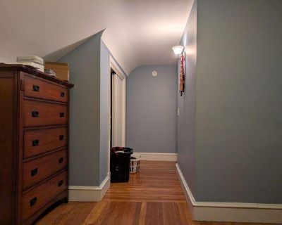 Room For Rent in 5BR 3BA Property, Warwick, RI