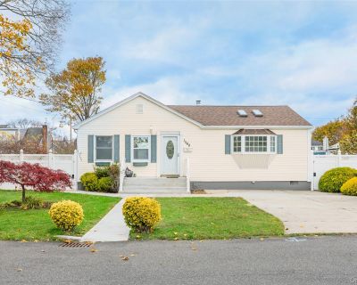 3 Bedroom 2BA 1306 ft Single Family House For Sale in West Babylon, NY