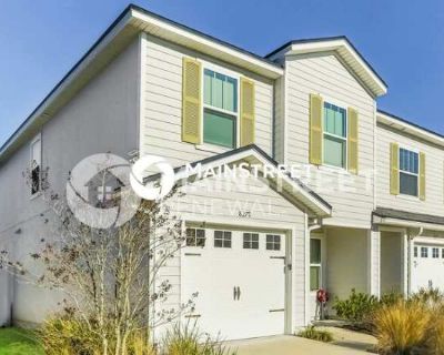 3 Bedroom 2.5BA 1358 ft Pet-Friendly Apartment For Rent in Jacksonville, FL