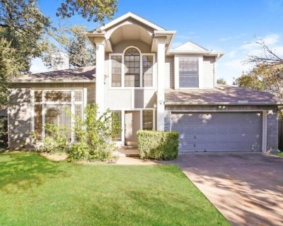 2802 Hummingbird Cir. Beautiful home located in quiet cul-de-sac! Cheerful kitchen s/Silestone counter tops, composite granite sink, tile flooring and back splash. Large family room w/lots of windows and natural light. Formal living room could be used as office/study. 2-way fireplace. Home sits on large lot w/several mature trees. Neighborhood playground. Close to major Hill Country, 183, 45, m...