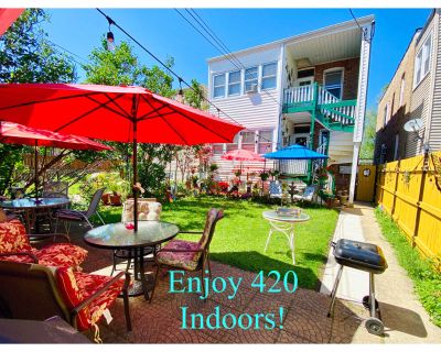 The Space and Getting around: Beautiful 3 flat brick house in a safe and quiet neighborhood located in the middle of a very cultural northwest side of the city. 420 FriendlyWe have hosted students & interns that went to DePaul, KENDALL, Inst. Medical Educ, IL Inst. of Art, Loyola, Argosy, Roosevelt, East-West, UIC, R. Morris, U. Of Illinois, Columbia, NEIU, Dominican, AIME, etc. Business, Compa...