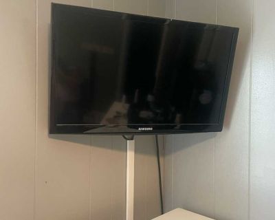 24 inch tv and wall mount, price is for both