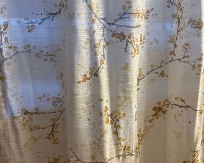 2 panels of floral curtains & rod