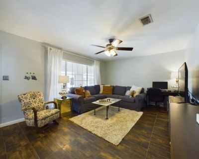 2 Bedroom 2BA 1135 ft Townhouse/Condo - Condominium For Sale in Houston, TX