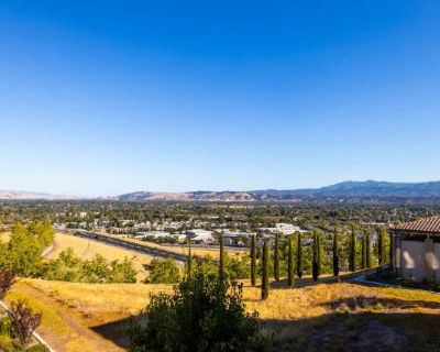 4 Bedroom 3.5BA 1995 ft Pet-Friendly Apartment For Rent in San Jose, CA