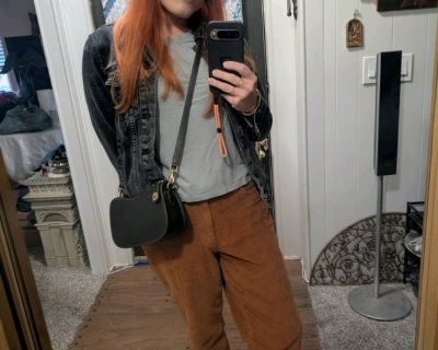 $1,500 /month. Age: 33 * Any pets?: No * Occupation: Professional * Interests: music, reading, travelling, outdoors, concerts, family, board games, adventures, spirituality, social justice, karaoke, thrifting, lgbtq, healing * Gender: Female. Non-smoking room preferred. Pets are fine. No preference specified. Age preference: 18 - 99. Looking in: Berkeley , Oakland. I am a professional female ag...