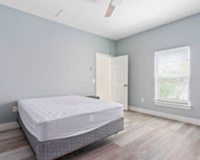 Your new home awaits! This modern Poinciana home is waiting for you. This PadSplit has a Patio or porch and Dining area, and it s high-quality and comfortable. The kitchen comes equipped with a fridge, sink, oven, stovetop, as well as upgraded appliances. The neighbourhood is up-and-coming, which means you won t be far from all Poinciana has to offer.