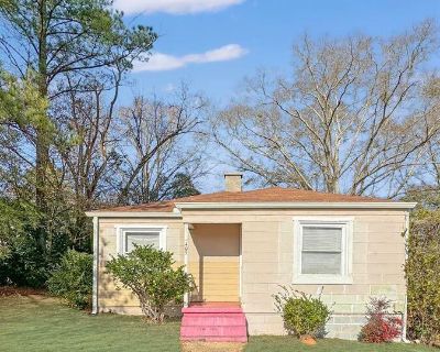 405 Orange Street. Nestled in a serene neighborhood just a short drive from the University of Alabama, this charming house boasts hardwood floors and a fenced backyard. Its tranquil surroundings offer a peaceful retreat from the bustling city life, making it an ideal haven for relaxation. With its convenient location and cozy ambiance, this home provides the perfect blend of comfort and conveni...