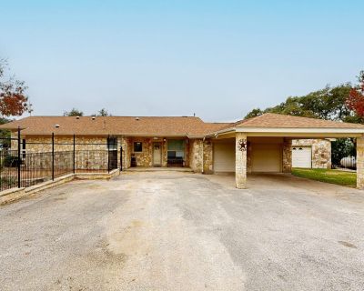 3 Bedroom 2BA House Vacation Rental in The Crossbow, Canyon Lake, TX