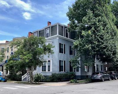 Available on: december 14. Unfurnished. LGBTQ+ friendly Jon will require background checks for this room Learn more. 2 bed, 1 bath apartment with 1 room available, 3 blocks from the West End! Quiet, professional building with quiet hours between 9p-7a. You d sublease until March, then we could transition to our own lease, as my former roommate is moving out. Mostly unfurnished apartment since h...