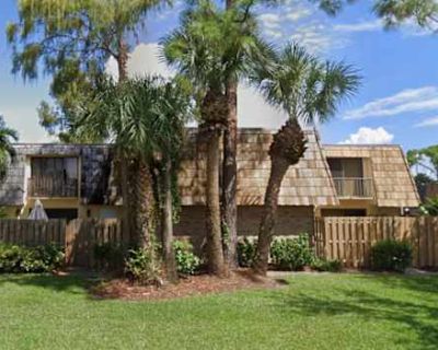 Available on: december 31. Furnished. Pet friendly. Parking available * Accessible property * LGBTQ+ friendly * Cat friendly * Dog friendly * Students welcome Quieda Joseph will require background checks for this room Learn more. A fully furnished townhouse with two upstairs bedrooms, a shared and private bathroom, an open kitchen and living room, multiple walk-in closests, private balconies, a...