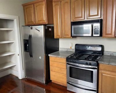 Total rooms: 4. Deposit: $700.00 * Utilities included?: No. No preference. Non-smoking. Not for couples. Furnishings: Unfurnished * Balcony/roof terrace: Yes * Disabled access: * Living room: shared * Broadband included: Yes. Availability Available Dec 01 2025 Minimum term 7 months Maximum term 7 months. We re looking for someone to join our 4BR / 2.5BA apartment in the Lower Garden District st...