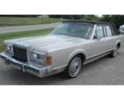 1989 Lincoln Town Car Base