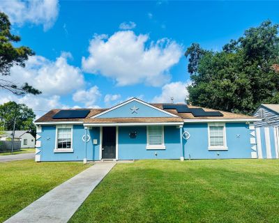 926 Ogilvie Street. Property for Rent in Houston, TX for $2,200 with 5 bedrooms and 3 full baths. This 1,994 square foot property was built in 1952 on a lot size of 0.1515.. Welcome to this stunning and spacious 5-bedroom home, perfect for a growing family or anyone in need of extra room. The open concept layout includes a comfortable living area and a kitchen with a refrigerator and stove. Ste...