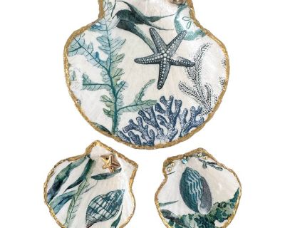 - This elegant set of three handcrafted seashell dishes, showcases the beauty of coastal design with a refined artisanal touch. - Each natural shell is meticulously decoupaged with intricate marine and botanical motifs ; starfish, coral, seaweed, and ocean shells. - Decorative art pieces ( Not food safe ) - Finished with luminous gold edges for a touch of glamour! - No two sets alive. - Sealed ...