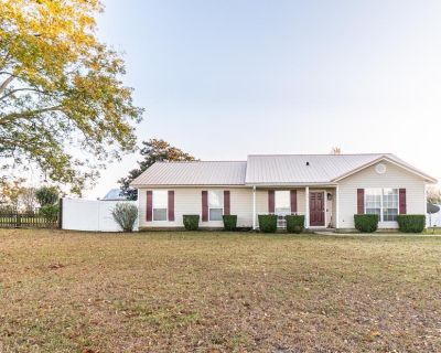 3 Bedroom 2BA 1396 ft Single Family House For Sale in Dothan, AL