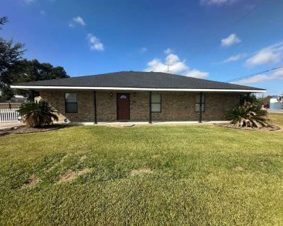 3 Bedroom 2BA 1700 ft Pet-Friendly Apartment For Rent in Iowa, LA