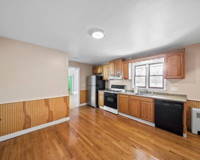 3 Bedroom 1BA 900 ft Condo For Rent in Auburndale, MA