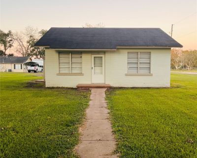 2 Bedroom 1BA 960 ft Apartment For Rent in Boling, TX