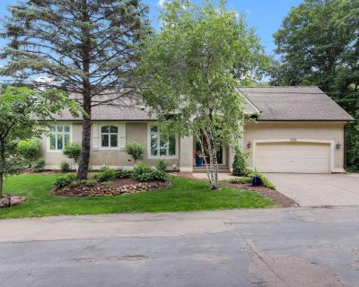 4 Bedroom 3BA 3838 ft Apartment For Rent in Deephaven, MN